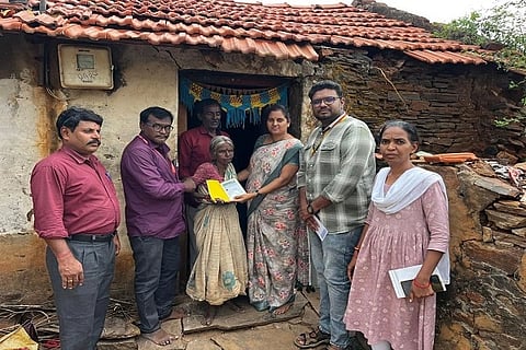 ಹುಳಿಯಾರು ಹೋಬಳಿ ಸೋಮನಹಳ್ಳಿ ಕರಿಯಮ್ಮ ಮನೆಗೆ ಭೇಟಿ ನೀಡಿದ ತಹಸೀಲ್ದಾರ್​ ಎಂ.ಮಮತಾ ಹೊಸ ಪಡಿತರ ಚೀಟಿಯನ್ನು ಹಸ್ತಾಂತರಿಸಿದರು.