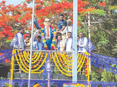 ಮಕ್ಕಳಗೇರಿ ಗ್ರಾಮದಲ್ಲಿ ಅಂಬೇಡ್ಕರ್​ ಜಯಂತಿ ಅಂಗವಾಗಿ ಗಣ್ಯರು ಪೂಜೆ ಸಲ್ಲಿಸಿದರು. ಬಸವರಾಜ ದಂಡಿನ, ಎನ್​.ಎನ್​.ಹಾಸಿಲಕರ, ಮಹಾಂತೇಶ ಗಸ್ತಿ ಇತರರಿದ್ದರು.
