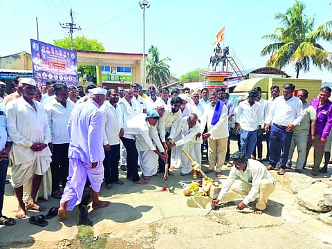 ಮಮದಾಪುರ ಗ್ರಾಮದಲ್ಲಿನ ಸಿಸಿ ರಸ್ತೆ ನಿರ್ಮಾಣ ಕಾಮಗಾರಿಗೆ ಅಮರನಾಥ ಜಾಹಕಿಹೊಳಿ ಭೂಮಿಪೂಜೆ ನೆರವೇರಿಸಿದರು. ಶಂಕರಗೌಡ ಪಾಟೀಲ, ಟಿ.ಆರ್.ಕಾಗಲ, ಮಡ್ಡೆಪ್ಪ ತೋಳಿನವರ ಇತರರಿದ್ದರು.