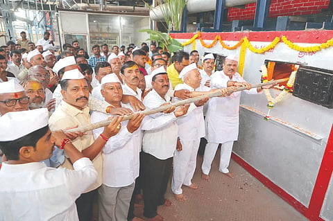 ಬಾವನ ಸೌಂದತ್ತಿ ಬಳಿ ಶಿವಶಕ್ತಿ ಶುಗರ್ಸ್ ಕಾರ್ಖಾನೆಯಲ್ಲಿ ಬಾಯ್ಲರ್ ಪ್ರದೀಪನಕ್ಕೆ ಗಣ್ಯರು ಚಾಲನೆ ನೀಡಿದರು. ಮಲ್ಲಿಕಾರ್ಜುನ ಕೋರೆ, ಬಿ.ಎ.ಪಾಟೀಲ, ವಿಜಯ ಪಾಟೀಲ, ಪಿಂಟೂ ಹಿರೇಕುರುಬರ, ಯುವರಾಜ ಪಾಟೀಲ ಇತರರಿದ್ದರು.