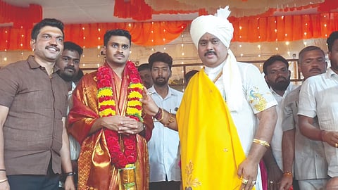 ಮುಗಳಖೋಡದ ಶ್ರೀ ಯಲ್ಲಾಲಿಂಗೇಶ್ವರ ಮಹಾಪ್ರಭುಗಳ ಪುಣ್ಯಾರಾಧನೆ ಕಾರ್ಯಕ್ರಮದಲ್ಲಿ ರಾಹುಲ ಜಾರಕಿಹೊಳಿ ಅವರನ್ನು ಡಾ.ಮುರುಘರಾಜೇಂದ್ರ ಶ್ರೀಗಳು ಸನ್ಮಾನಿಸಿದರು. ಪರಪ್ಪಗೌಡ ಖೇತಗೌಡರ, ಆನಂದ ತುಳಜವ್ವಗೋಳ, ಚೇತನ ಯಡವನ್ನವರ, ರಾಜು ನಾಯಕ ಇದ್ದರು.