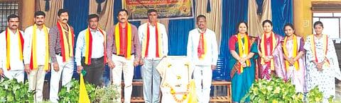 ಕಟಕೋಳದ ಆದರ್ಶ ವಿದ್ಯಾಲಯದಲ್ಲಿ ಹಮ್ಮಿಕೊಂಡಿದ್ದ ನಾಡಗೀತೆ ನೂರರ ಸಂಭ್ರಮದ ಕಾರ್ಯಕ್ರಮದಲ್ಲಿ ಗಣ್ಯರು ನಾಡಗೀತೆ ಹಾಡಿದರು. ಪಿ.ಎನ್​.ಅಂಬಲಿ, ಬಸವರಾಜ ನಾಗಮ್ಮನವರ, ಸುರೇಶ ಪೂಜೇರ, ನವೀನ ಪಟಾತ ಇತರರಿದ್ದರು