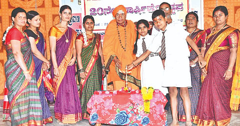 ರಾಮದುರ್ಗದಲ್ಲಿ ಹಮ್ಮಿಕೊಂಡಿದ್ದ ಬಹುಮಾನ ವಿತರಣಾ ಸಮಾರಂಭವನ್ನು ಚಂದ್ರಶೇಖರ ಸ್ವಾಮೀಜಿ ಉದ್ಘಾಟಿಸಿದರು. ಇಂದಿರಾ ಸೊರಟಿ, ಎಸ್​.ಎಂ ಸೊರಟಿ ಇತರರಿದ್ದರು.