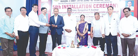 ರಾಮದುರ್ಗ ಲಯನ್ಸ್ ಸಂಸ್ಥೆಯ ನೇತ್ರ ತಪಾಸಣಾ ಆಸ್ಪತ್ರೆಯಲ್ಲಿ ಹಮ್ಮಿಕೊಂಡಿದ್ದ ಪದಾಧಿಕಾರಿಗಳ ಪದಗ್ರಹಣ ಸಮಾರಂಭದಲ್ಲಿ ಗವಿಸಿದ್ದಪ್ಪ ಮುದಗಲ್, ಗುರುದೇವ ಸಿದ್ದಾಪುರಮಠ,  ಗಂಗಾಧರ ಕಂಬಾರ, ಎಸ್.ಎಂ.ಸಕ್ರಿ, ಬಿ.ಪಿ.ಅರಳಿಮಟ್ಟಿ ಇತರರಿದ್ದರು.