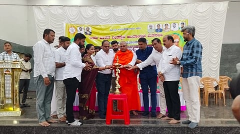  ಚಾಮರಾಜನಗರದ ಶ್ರೀಸಿದ್ದಮಲ್ಲೇಶ್ವರ ಅನುಭವ ಮಂಟಪದಲ್ಲಿ ಅಖಿಲ ಭಾರತ ವೀರಶೈವ ಲಿಂಗಾಯತ ಮಹಾಸಭಾ ಯುವ ಘಟಕದ ವತಿಯಿಂದ ಬುಧವಾರ ಆಯೋಜಿಸಿದ್ದ ಸಂಘಟನಾತ್ಮಕ ಸಭೆಯನ್ನು ಮಹಾಸಭಾದ ಮಹಾಸಭಾದ ರಾಷ್ಟ್ರೀಯ ಯುವ ಘಟಕದ ಅಧ್ಯಕ್ಷ ವೆಂಕಟರೆಡ್ಡಿ ಪಾಟೀಲ್, ಹರವೆ ಮಠದ ಸರ್ಪಭೂಷಣ ಸ್ವಾಮೀಜಿ, ಮೂಡ್ಲುಪುರ ನಂದೀಶ್, ಪ್ರಣಯ್, ನಿರಂಜನ್‌ಮೂರ್ತಿ, ಗುರುಸ್ವಾಮಿ, ಸಾವಿತ್ರಮ್ಮ, ಜಗದೀಶ್, ಲೋಕೇಶ್ ಶಿವಪುರ ಇತರರು ಇದ್ದರು.