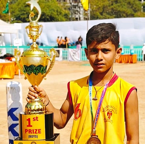 ಖೋ ಖೋ ಪಂದ್ಯಾವಳಿಯಲ್ಲಿ ಸಾಧನೆ ಮಾಡಿದ ಆಟಗಾರ ಚಂದನ್ ಟ್ರೋಫಿಯೊಂದಿಗೆ