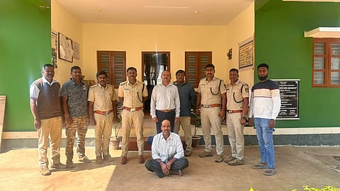 ಚಾಮರಾಜನಗರ ತಾಲೂಕಿನ ಹೊಮ್ಮ ಗ್ರಾಮದಲ್ಲಿ ಚಿರತೆ ಮೃತಪಟ್ಟಿದ್ದ ಪ್ರಕರಣದಲ್ಲಿ ಆರೋಪಿ ದೊರೆಸ್ವಾಮಿಯನ್ನು ಅರಣ್ಯಾಧಿಕಾರಿಗಳು ಬಂಧಿಸಿರುವುದು.
