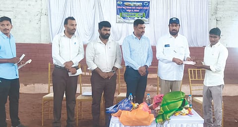 ಪ್ರಾದೇಶಿಕ ಸಭೆಯಲ್ಲಿ ಫಲಾನುಭವಿಗಳಿಗೆ ಜಿಲ್ಲಾ ಹಾಲು ಒಕ್ಕೂಟದ ನಿರ್ದೇಶಕ ವಿವೇಕರಾವ ಪಾಟೀಲ ವಿಮೆ ಚೆಕ್ ವಿತರಿಸಿದರು. ಡಾ.ಶ್ರೀಕಾಂತ ವಿ.ಎನ್., ಡಾ.ರಾಕೇಶ ಸಿ.ಎಂ., ಡಾ.ಚಂದ್ರಶೇಖರ ಸಂಬಾಳ ಇತರರಿದ್ದರು.