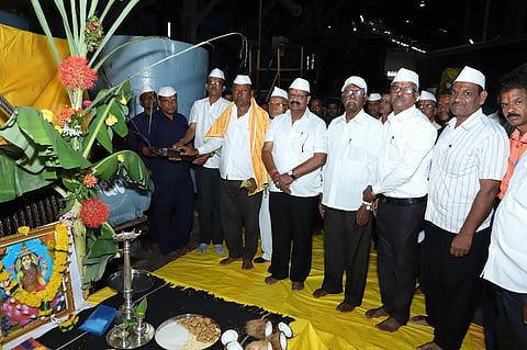 ಸಂಕೇಶ್ವರದ ಹಿರಣ್ಯಕೇಶಿ ಸಹಕಾರ ಸಕ್ಕರೆ ಕಾರ್ಖಾನೆಯಲ್ಲಿ ಹಮ್ಮಿಕೊಂಡಿದ್ದ ಹಂಗಾಮು ಪೂರ್ವಸಿದ್ಧತೆ ಅಂಗವಾಗಿ ರೂಲರ್ ಪೂಜೆ ಕಾರ್ಯಕ್ರಮ ನೆರವೇರಿತು.