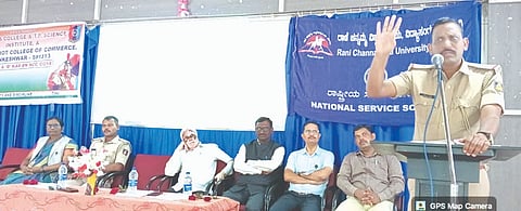 ಮಾದಕ ದ್ರವ್ಯ ವಿರೋಧಿ ಜಾಗೃತಿ ಕಾರ್ಯಕ್ರಮದಲ್ಲಿ ಪಿಎಸ್‌ಐ ವಿಠ್ಠಲ ನಾಯಕ ಮಾತನಾಡಿದರು. ಜಿ.ಸಿ.ಕೋಟಗಿ, ಡಾ.ಡಿ.ಎಸ್.ಕಾಂಬಳೆ, ಡಾ.ಎಸ್.ಐ.ಮಡಿವಾಳಪ್ಪಗೋಳ ಇತರರು ಇದ್ದರು.