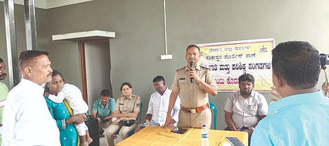 ಸಂಕೇಶ್ವರದ ಪೊಲೀಸ್ ಠಾಣೆಯಲ್ಲಿ ಹಮ್ಮಿಕೊಂಡಿದ್ದ ಎಸ್‌ಸಿ, ಎಸ್‌ಟಿ ಕುಂದುಕೊರತೆ ನಿವಾರಣಾ ಸಭೆಯಲ್ಲಿ ಸಿಪಿಐ ಗಣಪತಿ ಕೊಂಗನೊಳ್ಳಿ ಮಾತನಾಡಿದರು. ನಂದಿನಿ ಕಳಶೆಟ್ಟಿ, ಪ್ರಮೋದ ಹೊಸಮನಿ, ವಿನೋದ ನಾಯಕ ಇತರರಿದ್ದರು.
