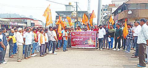 ಸೋಮವಾರಪೇಟೆ ಪುಟ್ಟಪ್ಪ ವೃತ್ತದಲ್ಲಿ ಹಿಂದು ಜಾಗರಣ ವೇದಿಕೆ ವತಿಯಿಂದ ಪ್ರತಿಭಟನೆ ನಡೆಸಲಾಯಿತು. ಬೋಜೇಗೌಡ, ಸುಭಾಷ್, ಉಮೇಶ್ ಇದ್ದರು.