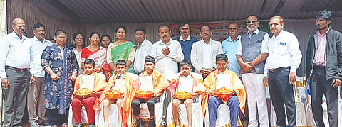  ಸೋಮವಾರಪೇಟೆ ರಾಷ್ಟ್ರೀಯ ಹಬ್ಬಗಳ ಸಮಿತಿ ವತಿಯಿಂದ ಜೂನಿಯರ್ ಕಾಲೇಜು ಸಭಾಂಗಣದಲ್ಲಿ ನಡೆದ ಸ್ವಾತಂತ್ರೃ ದಿನಾಚರಣೆ ಕಾರ್ಯಕ್ರಮದಲ್ಲಿ ವಿವಿಧ ವಿಭಾಗಗಳಲ್ಲಿ ಸಾಧನೆ ಮಾಡಿದ ವಿದ್ಯಾರ್ಥಿಗಳನ್ನು ಸನ್ಮಾನಿಸಲಾಯಿತು. ಕೃಷ್ಣಮೂರ್ತಿ, ಆದಂ, ಪರಮೇಶ ಕುಮಾರ್, ಕೃಷ್ಣಪ್ಪ ಇದ್ದರು.