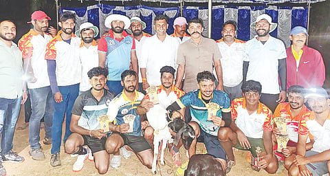 ಸೋಮವಾರಪೇಟೆ ಸಮೀಪದ ತಾಕೇರಿ ಗ್ರಾಮದ ಟೀಂ ತಾಕೇರಿ ವತಿಯಿಂದ ನಡೆದ ಪಂಚಾಯಿತಿ ಮಟ್ಟದ ಫುಟ್‌ಬಾಲ್ ಪಂದ್ಯಾಟದಲ್ಲಿ ಮಧು ತಂಡ ಪ್ರಥಮ ಸ್ಥಾನಗಳಿಸಿತು. 