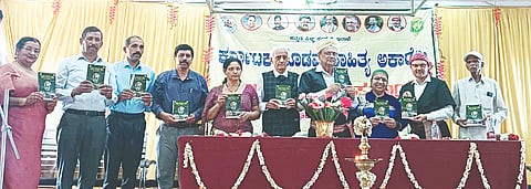 ಸೋಮವಾರಪೇಟೆಯ ಕೊಡವ ಸಮಾಜದ ಸಭಾಂಗಣದಲ್ಲಿ ಕರ್ನಾಟಕ ಕೊಡವ ಸಾಹಿತ್ಯ ಅಕಾಡೆಮಿಯ 6ನೇ ಪುಸ್ತಕ ಪತ್ತಾಯವನ್ನು ಉದ್ಘಾಟನಾ ಸಮಾರಂಭದಲ್ಲಿ ಬರಹಗಾರ್ತಿ ಶಶಿ ಸುಬ್ರಮಣಿ ಅವರು ರಚಿಸಿದ ಪುಸ್ತಕವನ್ನು ಗಣ್ಯರು ಬಿಡುಗಡೆಗೊಳಿಸಿದರು. ನಾಚಪ್ಪ, ಅಭಿಮನ್ಯುಕುಮಾರ್, ಫ್ಯಾನ್ಸಿ, ಶಶಿ ಇದ್ದರು.