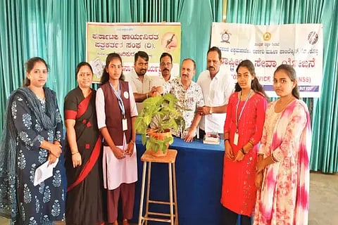 ಶಿರಾಳಕೊಪ್ಪದ ಅಕ್ಕಮಹಾದೇವಿ ಸರ್ಕಾರಿ ಮಹಿಳಾ ಪಾಲಿಟೆಕ್ನಿಕ್‌ನಲ್ಲಿ ಆಯೋಜಿಸಿದ್ದ ಉಪನ್ಯಾಸ ಕಾರ್ಯಕ್ರಮವನ್ನು ಪತ್ರಕರ್ತ ದೀಪಕ್ ಸಾಗರ್ ಉದ್ಘಾಟಿಸಿದರು. ನಾಗರತ್ನಾ, ಜಯಪ್ಪ, ಎಂ.ನವೀನ್‌ಕುಮಾರ್ ಇತರರಿದ್ದರು.