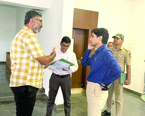 ಸವದತ್ತಿ ಗ್ರಾಮದೇವಿ ಜಾತ್ರೆ ನಿಮಿತ್ತ ಶಾಸಕ ವಿಶ್ವಾಸ ವೈದ್ಯ ಜಿಲ್ಲಾಧಿಕಾರಿ ಮೊಹಮ್ಮದ್ ರೋಷನ್ ಜತೆ ಚರ್ಚಿಸಿದರು.