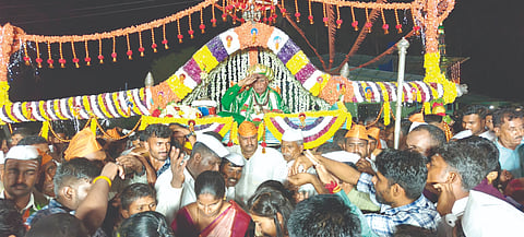 ಸಾವಳಗಿ ಗ್ರಾಮದಲ್ಲಿ ಶಿವಲಿಂಗೇಶ್ವರ ಜಾತ್ರಾ ಮಹೋತ್ಸವ ಅಂಗವಾಗಿ ಶಿವಲಿಂಗೇಶ್ವರ ಕುಮಾರೇಂದ್ರ ಸ್ವಾಮೀಜಿ ಅಡ್ಡ ಪಲ್ಲಕ್ಕಿ ಉತ್ಸವ ಅದ್ದೂರಿಯಾಗಿ ಜರುಗಿತು.