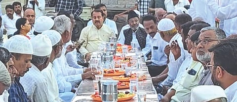 ತಾಳಿಕೋಟೆಯ ಮಾರುಕಟ್ಟೆ ಆವರಣದಲ್ಲಿ ಶಾಸಕ ಸಿ.ಎಸ್.ನಾಡಗೌಡ ಅಭಿಮಾನಿ ಬಳಗದ ವತಿಯಿಂದ ಏರ್ಪಡಿಸಲಾದ ಸೌಹಾರ್ದ ಇಫ್ತಿಯಾರ್ ಕೂಟದಲ್ಲಿ ಶಾಸಕ ಸಿ.ಎಸ್.ನಾಡಗೌಡ ಮಾತನಾಡಿದರು. ಗನಿಸಾಬ ಲಾಹೋರಿ, ಅಬ್ದುಲ್ ರಹಮಾನ ಎಕೀನ, ಸಿಕಂದರ ವಠಾರ ಮತ್ತಿತರರಿದ್ದರು.