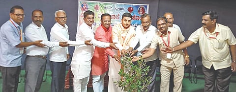 ತಾಳಿಕೋಟೆಯ ಎಸ್.ಕೆ. ಪದವಿ ಪೂರ್ವ ಕಾಲೇಜ್‌ನ ಪ್ರೌಢಶಾಲಾ ವಿಭಾಗದ ವಿದ್ಯಾರ್ಥಿಗಳ ಶಾಲಾ ಸಂಸತ್ತು ಹಾಗೂ ಸಾಂಸ್ಕೃತಿಕ ಚಟುವಟಿಕೆಗಳ ಸಮಾರಂಭವನ್ನು ಸಿದ್ಧಲಿಂಗ ಶ್ರೀಗಳು ಸಸಿಗೆ ನೀರುಣಿಸುವ ಮೂಲಕ ಉದ್ಘಾಟಿಸಿದರು. ಎಂ.ಎಸ್.ಸರಶೆಟ್ಟಿ, ರಾಚನಗೌಡ ಪಾಟೀಲ, ಎಂ.ಆರ್.ಕತ್ತಿ, ಎಂ.ಜಿ.ಕತ್ತಿ, ಕೆ.ಕಿಶೋರಕುಮಾರ ಇತರರಿದ್ದರು.