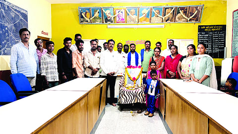 ತಲ್ಲೂರ ಗ್ರಾಪಂ ಕಾರ್ಯಾಲಯದ ಸಭಾಭವನದಲ್ಲಿ ಡಾ.ಅಂಬೇಡ್ಕರ್ ಜಯಂತಿ ಆಚರಿಸಲಾಯಿತು. ರಾಘವೇಂದ್ರಕುಮಾರ ಎಸ್.ಪಿ., ರಾಜಶೇಖರ ಅಣ್ಣಿಗೇರಿ, ಸುಭಾನಿ ಕುದರಿ ಇತರರಿದ್ದರು.