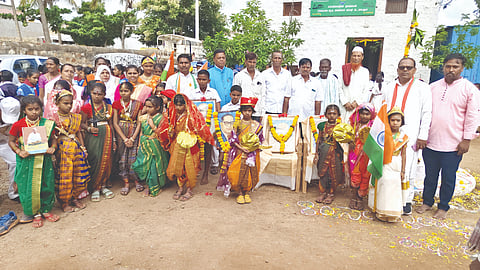 ತಲ್ಲೂರ ಗ್ರಾಮದ ಪ್ರಾಥಮಿಕ ಕಷಿ ಪತ್ತಿನ ಸಹಕಾರ ಸಂದ ಆವರಣದಲ್ಲಿ ಸ್ವಾತಂತ್ರೊ$್ಯತ್ಸವ ಆಚರಿಸಲಾಯಿತು. ಈರಪ್ಪ ಬೆನಕಟ್ಟಿ, ಬಾಬುಗೌಡ ಅಣ್ಣಿಗೇರಿ, ನಾಗರಾಜ ಬಾರ್ಕಿ ಇತರರಿದ್ದರು.