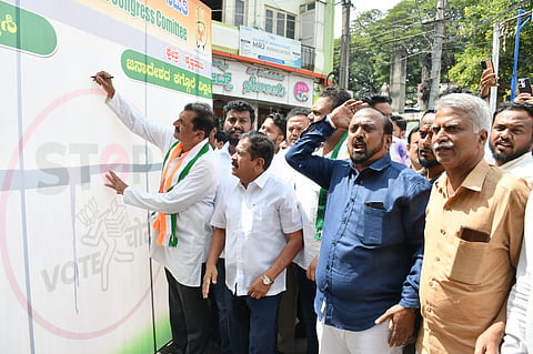 ಕೆ.ಆರ್.ಕ್ಷೇತ್ರದ ಯುವ ಕಾಂಗ್ರೆಸ್‌ನಿಂದ ನಗರದಲ್ಲಿ ಬುಧವಾರ ಆಯೋಜಿಸಿದ್ದ ಜಾಗೃತಿ ಅಭಿಯಾನ ಸಹಿ ಸಂಗ್ರಹಕ್ಕೆ ಎಂ.ಕೆ.ಸೋಮಶೇಖರ್ ಚಾಲನೆ ನೀಡಿದರು. ಎಂ.ಲಕ್ಷ್ಮಣ್, ಡೇರಿ ವೆಂಕಟೇಶ್, ಎಂ.ಆರ್.ಹೊಯ್ಸಳ, ಜಿ.ಸೋಮಶೇಖರ್, ನಾಗೇಶ್ ಕರಿಯಪ್ಪ ಇತರರು ಇದ್ದರು.