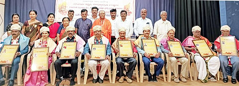 ಶ್ರೀ ದತ್ತಾತ್ರೇಯ ಪ್ರತಿಷ್ಠಾನ, ಕರ್ನಾಟಕ ಬಸವೇಶ್ವರ ಸಮಾಜ ಸೇವಾ ಟ್ರಸ್ಟ್‌ನಿಂದ ವಿವಿಧ ಕ್ಷೇತ್ರಗಳ ಸಾಧಕರಿಗೆ ಕರ್ನಾಟಕ ವಿಭೂಷಣ ಪ್ರಶಸ್ತಿ ಪ್ರದಾನ ಮಾಡಲಾಯಿತು. ಶ್ರೀ ಪೂರ್ಣಾನಂದಪುರಿ ಸ್ವಾಮೀಜಿ, ಡಾ.ರಾಮಕೃಷ್ಣ, ಎ.ಆರ್. ಮಲ್ಲರಾಜೇ ಅರಸ್ ಇತರರಿದ್ದರು.