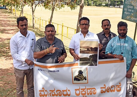 ಯೂನಿಟಿ ಮಾಲ್ ಬೇರೆಡೆ ನಿರ್ಮಿಸುವಂತೆ ಒತ್ತಾಯಿಸಿ ಮೈಸೂರು ರಕ್ಷಣಾ ವೇದಿಕೆಯಿಂದ ಪ್ರತಿಭಟನೆ ಪ್ರತಿಭಟನೆ ನಡೆಯಿತು