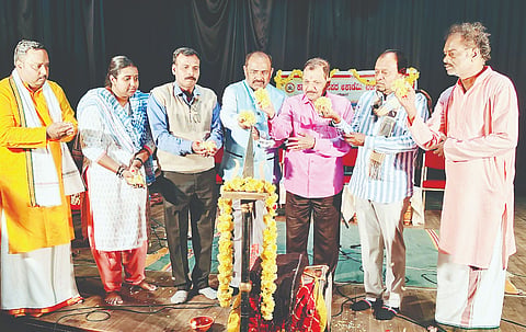 ಕರ್ನಾಟಕ ಜಾನಪದ ಅಕಾಡೆಮಿಯಿಂದ ನಗರದಲ್ಲಿ ಆಯೋಜಿಸಿದ್ದ ಕಾರ್ಯಕ್ರಮವನ್ನು ಡಾ.ಪಿ.ಕೆ.ರಾಜಶೇಖರ ಚಾಲನೆ ನೀಡಿದರು. ಡಾ.ಗೊಲ್ಲಹಳ್ಳಿ ಶಿವಪ್ರಸಾದ್, ಎನ್‌ನಮೃತಾ, ಮುನಿರಾಜು, ಮೈಸೂರು ಉಮೇಶ್, ದೇವಾನಂದ ವರಪ್ರಸಾದ್, ಮೈಸೂರು ಜಿ.ಗುರುರಾಜ್ ಇದ್ದರು.
