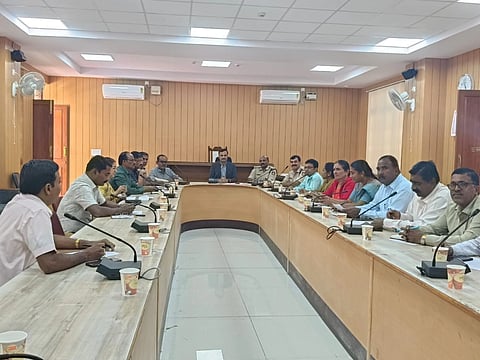ನಗರದ ಜಿಲ್ಲಾಧಿಕಾರಿ ಕಚೇರಿ ಸಭಾಂಗಣದಲ್ಲಿ ಗುರುವಾರ ಆಯೋಜಿಸಿದ್ದ ಸಭೆಯಲ್ಲಿ ಡಾ.ಪಿ.ಶಿವರಾಜು ಮಾತನಾಡಿದರು. ಮಲ್ಲಿಕ್, ಎಚ್.ಪಿ.ವೀರಣ್ಣ, ಎಚ್.ಕೆ.ಮಾದೇಶ್, ರವಿ ಇತರರಿದ್ದರು.