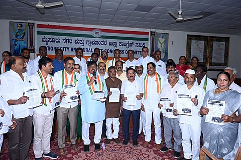 ನಗರದ ಕಾಂಗ್ರೆಸ್ ಭವನದಲ್ಲಿ ಆಯೋಜಿಸಿದ್ದ ‘ನರೇಗ ಬಚಾವ್ ಸಂಗ್ರಾಮ್’ ಸಿದ್ಧತಾ ಸಭೆಯಲ್ಲಿ ಸಚಿವ ಡಾ.ಎಚ್.ಸಿ.ಮಹದೇವಪ್ಪ ಮಾತನಾಡಿದರು. ಕೆಪಿಸಿಸಿ ಉಪಾಧ್ಯಕ್ಷ ವಿ.ಎಸ್.ಉಗ್ರಪ್ಪ, ನಗರ ಕಾಂಗ್ರೆಸ್ ಅಧ್ಯಕ್ಷ ಆರ್.ಮೂರ್ತಿ, ಜಿಲ್ಲಾಧ್ಯಕ್ಷ ಡಾ.ಬಿ.ಜೆ.ವಿಜಯಕುಮಾರ್, ಮಾಜಿ ಶಾಸಕ ಎಂ.ಕೆ. ಸೋಮಶೇಖರ್, ಕಾಂಗ್ರೆಸ್ ವಕ್ತಾರ ಎಚ್.ಎ.ವೆಂಕಟೇಶ್, ಮುಖಂಡ ಜಿ.ಎನ್.ನಂಜುಂಡಸ್ವಾಮಿ ಇತರರಿದ್ದರು.