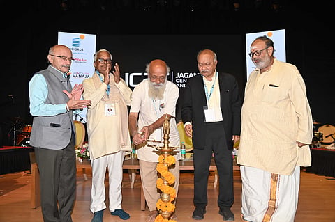  ಜೆಸಿಎಸಿಯಲ್ಲಿ ಶುಕ್ರವಾರ ಸಂಜೆ ಆಯೋಜಿಸಿದ್ದ ‘ಉತ್ತರಾಯಣ’ ಕಲಾ ಮತ್ತು ಸಾಂಸ್ಕೃತಿಕ ಹಬ್ಬವನ್ನು ರಂಗನಿರ್ದೇಶಕ ಹೆಗ್ಗೋಡು ಪ್ರಸನ್ನ ಉದ್ಘಾಟಿಸಿದರು. ಪುರುಷೋತ್ತಮ್ ಬಿಳಿಮಲೆ, ಜಗನ್ನಾಥ ಶೆಣೈ, ಅನೂರ್ ಅನಂತಕೃಷ್ಣಶರ್ಮ ಇದ್ದರು.