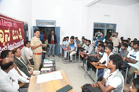   ಜ್ಞಾನಬುತ್ತಿ ಸಂಸ್ಥೆಯಲ್ಲಿ ಮಂಗಳವಾರ ಸಂಜೆ ಆಯೋಜಿಸಿದ್ದ  ಸ್ಪರ್ಧಾತ್ಮಕ ಪರೀಕ್ಷೆಗಳಿಗೆ ತರಬೇತಿ ಶಿಬಿರದಲ್ಲಿ ಡಿಸಿಪಿ ಕೆ.ಎಸ್.ಸುಂದರ್‌ರಾಜು ಮಾತನಾಡಿದರು. ಡಿ.ಉದಯ್ ಕುಮಾರ್, ಎಚ್.ಬಾಲಕೃಷ್ಣ, ಪ್ರೊ.ವಿ.ಜಯಪ್ರಕಾಶ್, ಡಾ.ಐಪನಹಳ್ಳಿ ವಸಂತ್ ಕುಮಾರ್ ಇನ್ನಿತರರಿದ್ದರು