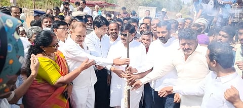 ತಿ.ನರಸಿಪುರ ವಿಧಾನಸಭಾ ಕ್ಷೇತ್ರ ವ್ಯಾಪ್ತಿಯ ತುರಗನೂರು ಶಾಖಾ ನಾಲೆ ವಿಸ್ತರಣೆ, ಉಕ್ಕಲಗೆರೆ ಹಾಗೂ ಹಲವಾರ ಶಾಖಾ ನಾಲೆಗಳ ಅಭಿವೃದ್ಧಿ ಕಾಮಗಾರಿಗೆ ಸಚಿವ ಡಾ.ಎಚ್.ಸಿ.ಮಹದೇವಪ್ಪ ಭೂಮಿಪೂಜೆ ನೆರವೇರಿಸಿದರು. ಲಕ್ಷ್ಮೀಕಾಂತ ರೆಡ್ಡಿ,  ಯುಕೇಶ್ ಕುಮಾರ್,  ಮಲ್ಲಿಕಾರ್ಜುನ ಬಾಲದಂಡಿ,  ಸುನೀತಾ ವೀರಪ್ಪಗೌಡ ತರರು ಇದ್ದರು.