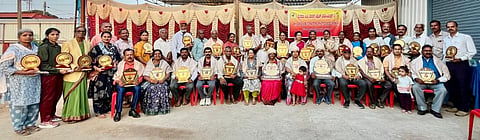 ಜಿಲ್ಲಾ ಮಾಸ್ಟರ್ಸ್ ಅಥ್ಲೆಟಿಕ್ಸ್ ಅಸೋಸಿಯೇಷನ್ ವತಿಯಿಂದ ರಾಜ್ಯ ಮತ್ತು ರಾಷ್ಟ್ರೀಯ ಮಾಸ್ಟರ್ಸ್ ಅಥ್ಲೆಟಿಕ್ಸ್ ಚಾಂಪಿಯನ್‌ಶಿಪ್‌ನಲ್ಲಿ ಸಾಧನೆಗೈದ ಕ್ರೀಡಾಪಟುಗಳನ್ನು ಸನ್ಮಾನಿಸಲಾಯಿತು. ಸುಮನಾ ನರಸಿಂಹಮೂರ್ತಿ, ಬಿ.ಬಸವರಾಜು, ಎಂ.ಯೋಗೇಂದ್ರ, ಕೆ.ಎನ್.ಸೋಮಶೇಖರ್, ಎಂ.ಪಿ.ಚಂದ್ರಶೇಖರ್, ಸಿ.ಚನ್ನಯ್ಯ ಇತರರಿದ್ದರು.