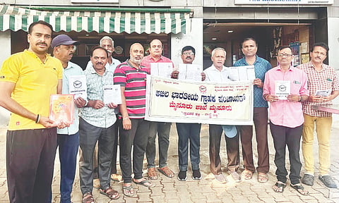 ವಿಶ್ವ ಗ್ರಾಹಕರ ದಿನಾಚರಣೆ ಅಂಗವಾಗಿ ಅಖಿಲ ಭಾರತೀಯ ಗ್ರಾಹಕ ಪಂಚಾಯತ್‌ನಿಂದ ಜಾಗೃತಿ ಕರಪತ್ರ ವಿತರಣೆಗೆ ಚಾಲನೆ ನೀಡಲಾಯಿತು. ಡಾ.ರವಿಶಂಕರ್, ಶ್ರೀಕಂಠೇಶ್,  ವಿಕ್ರಂ ಅಯ್ಯಂಗಾರ್, ನಗರಪಾಲಿಕೆ ಮಾಜಿ ಸದಸ್ಯ ಜಗದೀಶ್, ಅರಿವು ಸಂಸ್ಥೆ ಅಧ್ಯಕ್ಷ ಶ್ರೀಕಾಂತ ಕಶ್ಯಪ್, ಮುಖಂಡರಾದ ಅಪೂರ್ವ ಸುರೇಶ್, ಆನಂದ ಇತರರು ಇದ್ದರು.