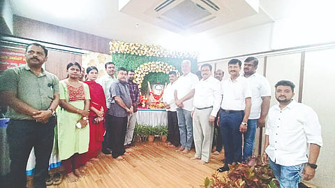 ಮೈಸೂರು ಜಿಲ್ಲಾ ಹಾಲು ಉತ್ಪಾದಕರ ಸಹಕಾರ ಸಂಘಗಳ ಒಕ್ಕೂಟ ನಿಯಮಿತದ ಆಲನಹಳ್ಳಿಯ ಸಭಾಂಗಣದಲ್ಲಿ ಆಯೋಜಿಸಿದ್ದ ಅಂಬೇಡ್ಕರ್ ಜಯಂತಿ ಕಾರ್ಯಕ್ರಮದಲ್ಲಿ ಕೆ.ಈರೇಗೌಡ, ಬಿ.ಎನ್.ಸದಾನಂದ, ಓಂಪ್ರಕಾಶ್,  ಸುರೇಶ್ ನಾಯ್ಕ್, ಸೌಮ್ಯಾ ಇತರರು ಇದ್ದರು.
