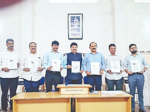 ನಗರದಲ್ಲಿ ಆಯೋಜಿಸಿರುವ ‘ಮೈಸೂರು ಟ್ರಾವಲ್ ಮಾರ್ಟ್‌‘ ನ ಭಿತ್ತಿಪತ್ರವನ್ನು ಬಿಡುಗಡೆ ಮಾಡಲಾಯಿತು. ಸಿ.ನಾರಾಯಣಗೌಡ, ಬಿ.ಎಸ್.ಪ್ರಶಾಂತ್, ಸಿ.ಎ.ವಿಜಯಕುಮಾರ್, ಸಮರ್ಥ್ ಜಿ.ವೈದ್ಯ, ಡೇವಿಡ್‌ರಾಜ್, ಮಂಜುನಾಥ್, ರವಿಶಾಸ್ತ್ರಿ ಇತರರಿದ್ದರು.
