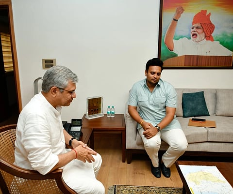 ಮೈಸೂರು ಭಾಗದ ರೈಲ್ವೆ ಯೋಜನೆಗಳಿಗೆ ಸಂಬಂಧಿಸಿದಂತೆ ಸಂಸದ ಯದುವೀರ್ ಕೃಷ್ಣದತ್ತ ಚಾಮರಾಜ ಒಡೆಯರ್ ಅವರು ಕೇಂದ್ರ ಸಚಿವ ಅಶ್ವಿನಿ ವೈಷ್ಣವ್ ಅವರನ್ನು ಭೇಟಿಯಾಗಿ ಮನವಿ ಸಲ್ಲಿಸಿದರು.