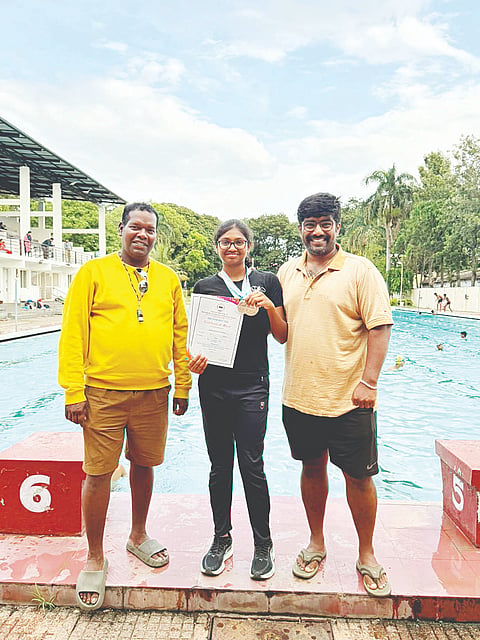  ತರಬೇತುದಾರ ಸ್ಕಂದ ಆರ್. ಅಶ್ವತ್, ಆಲ್ಬರ್ಟ್ ಸೆಬಾಸ್ಟಿಯನ್ ಜತೆ ಆದ್ಯಾ ಮಂಜುನಾಥ ಹಿರೇಮಠ ಇದ್ದಾರೆ.