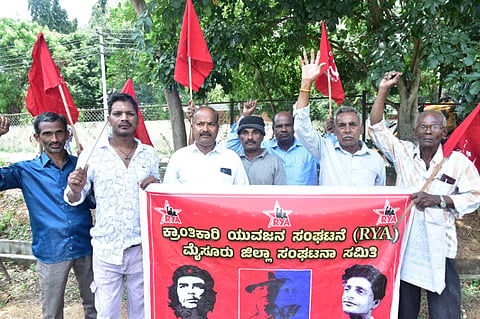  ತೈಲ, ಅಗತ್ಯ ವಸ್ತುಗಳ ಬೆಲೆ ಏರಿಕೆ ವಿರೋಧಿಸಿ ಕ್ರಾಂತಿಕಾರಿ ಯುವಜನ ಸಂಘಟನೆಯಿಂದ ಪ್ರತಿಭಟನೆ ನಡೆಯಿತು. ರವಿಕುಮಾರ್, ವಿನೋದ್‌ರಾಜ್, ಶಿವಣ್ಣ, ಪುಟ್ಟಮಾದು, ಚೌಡಳ್ಳಿ ಜವರಯ್ಯ ಇನ್ನಿತರರಿದ್ದರು.