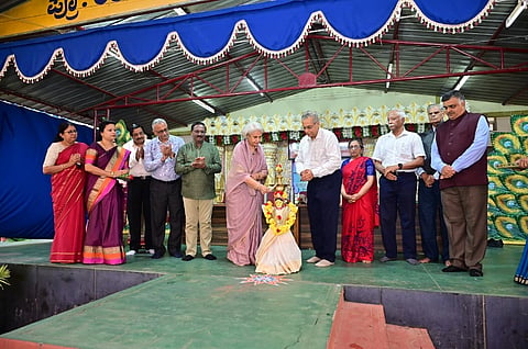 ವಿಜಯನಗರದ ಸದ್ವಿದ್ಯಾ ಸೆಮಿ-ರೆಸಿಡೆನ್ಷಿಯಲ್ ಪದವಿ ಪೂರ್ವ ಕಾಲೇಜು ಮತ್ತು ಹಿರಿಯ ಪ್ರಾಥಮಿಕ ಶಾಲೆಯಲ್ಲಿ ಸೋಮವಾರ ಆಯೋಜಿಸಿದ್ದ ‘ಆರೋಗ್ಯ ಉತ್ಸವ-2026’ವನ್ನು  ರಾಜವಂಶಸ್ಥೆ ಪ್ರಮೋದಾದೇವಿ ಒಡೆಯರ್ ಉದ್ಘಾಟಿಸಿದರು ಪ್ರೊ.ಎಂ.ಎಸ್.ಕೆ. ನರಹರಿಬಾಬು, ಡಾ.ಪ್ರತಿಭಾ ಪೆರೇರಾ, ಡಾ.ಲಕ್ಷ್ಮೀನಾರಾಯಣ ಶೆಣೈ,  ಎಂ.ಸಿ.ಶೋಭಾ, ಎಸ್ ಬಾಲಾಜಿ, ಕೆ.ಎನ್.ಫಣೀಶ್, ಸಿ.ಆರ್. ನಾಗರಾಜ್, ಆರ್.ಎಸ್. ಪ್ರಸನ್ನ ಇದ್ದರು.