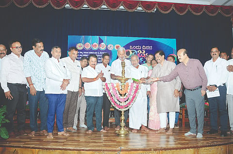 ನಗರದಲ್ಲಿ ಆಯೋಜಿಸಿದ್ದ ಮೈಸೂರು ಜಿಲ್ಲೆಯ ಪ್ರಾಥಮಿಕ ಕೃಷಿ ಪತ್ತಿನ ಸಹಕಾರ ಸಂಘಗಳ ಮುಖ್ಯ ಕಾರ್ಯನಿರ್ವಹಣಾಧಿಕಾರಿಗಳ ಒಂದು ದಿನದ ವಿಶೇಷ ತರಬೇತಿ ಕಾರ್ಯಕ್ರಮಕ್ಕೆ ಜಿ.ಟಿ.ದೇವೇಗೌಡ ಚಾಲನೆ ನೀಡಿದರು. ಎಚ್.ವಿ.ರಾಜೀವ್, ಬಿ.ಎನ್.ಸದಾನಂದ, ಸಿದ್ದೇಗೌಡ, ಕೆ.ಉಮಾಶಂಕರ್, ಎ.ಟಿ.ಸೋಮಶೇಖರ್, ಎಚ್.ಎಸ್.ಪ್ರಶಾಂತ್ ತಾತಾಚಾರ್, ಎ.ಶಿವಗಾಮಿ, ಮಲ್ಲಣ್ಣ, ಜಿ.ವಿ.ಗುರುರಾಜ್,  ಡಾ.ಶಂಕರ್ ಬಲ್ಲೇನಹಳ್ಳಿ, ಬಿ.ಜಯಕರ ಶೆಟ್ಟಿ ಇಂದ್ರಾಳಿ,  ಕೆ.ಎಸ್.ನವೀನ್ ಇತರರು ಇದ್ದರು.