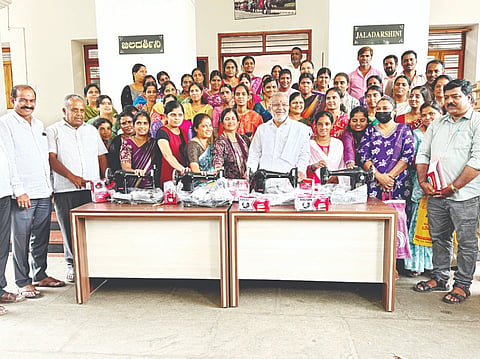 ಡಿ.ದೇವರಾಜ ಅರಸು ಹಿಂದುಳಿದ ವರ್ಗಗಳ ಅಭಿವೃದ್ಧಿ ನಿಗಮದಿಂದ ಚಾಮುಂಡೇಶ್ವರಿ ಕ್ಷೇತ್ರದಿಂದ ಆಯ್ಕೆಯಾಗಿದ್ದ ಮಹಿಳೆಯರಿಗೆ ಶಾಸಕ ಜಿ.ಟಿ.ದೇವೇಗೌಡ ಹೊಲಿಗೆ ಯಂತ್ರಗಳನ್ನು ವಿತರಿಸಿದರು. ಫಲಾನುಭವಿಗಳೊಂದಿಗೆ ತೇಜಸ್ ಇತರರರು ಇದ್ದರು.