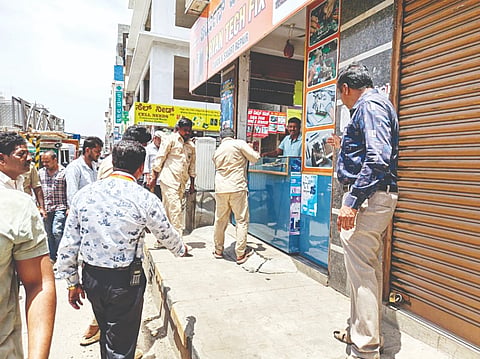 ಮೈಸೂರಿನಲ್ಲಿ ಫುಟ್‌ಪಾತ್ ಒತ್ತುವರಿ ತೆರವು ಕಾರ್ಯಾಚರಣೆ ಮುಂದುವರಿಸಿದ್ದು, ವಲಯ ಕಚೇರಿ 6ರ ವ್ಯಾಪ್ತಿಯ ಇರ್ವಿನ್ ರಸ್ತೆಯ ಎರಡು ಬದಿ ಒತ್ತುವರಿ ತೆರವುಗೊಳಿಸಲಾಯಿತು. 