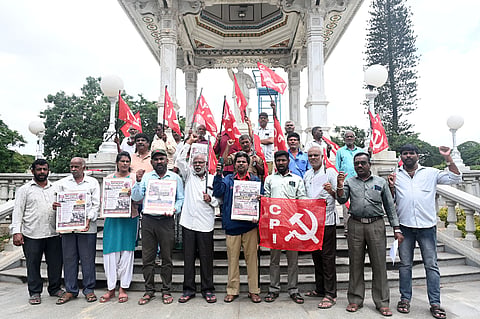 ವಿದ್ಯಾರ್ಥಿಗಳ ಮೇಲಿನ ಹಲ್ಲೆ ಖಂಡಿಸಿ ಸಿಪಿಐ ಕಾರ್ಯಕರ್ತರು ನಗರದಲ್ಲಿ ಪ್ರತಿಭಟನೆ ನಡೆಸಿದರು. ಎಚ್.ಬಿ.ರಾಮಕೃಷ್ಣ, ಸಹ ಕಾರ್ಯದರ್ಶಿ ಕೆ.ಜಿ.ಸೋಮರಾಜೇ ಅರಸ್, ಜೆ.ಶಿವಣ್ಣ, ಬಸವರಾಜು, ಕೃಷ್ಣೇಗೌಡ, ಎಂ.ಜಿ.ಪ್ರಸಾದ್ ಇನ್ನಿತರರಿದ್ದರು.