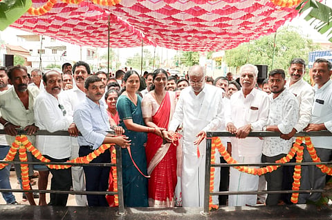 ಮೈಸೂರು ತಾಲೂಕಿನ ದೊಡ್ಡ ಮಾರಗೌಡನಹಳ್ಳಿ ವಿವಿಧ ಅಭಿವೃದ್ಧಿ ಕಾಮಗಾರಿಗಳನ್ನು ಶಾಸಕ ಜಿ.ಟಿ.ದೇವೇಗೌಡ ಉದ್ಘಾಟಿಸಿದರು. ಕೆ.ರುಕ್ಮಾಂಗದ, ಸುಮಿತ್ರಾ ಮಾದಪ್ಪ, ಸುಮಾ ಸೋಮನಾಯಕ, ಲತಾ ಪ್ರಸನ್ನಾಚಾರಿ, ವನಿತಾ ಮಂಜುನಾಥ ಇತರರಿದ್ದರು.