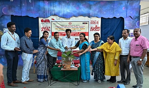 ಚಾಮರಾಜೇಂದ್ರ ಸರ್ಕಾರಿ ದೃಶ್ಯಕಲಾ ಕಾಲೇಜಿನಲ್ಲಿ ಬುಧವಾರ ಆಯೋಜಿಸಿದ್ದ ಅಂತಾರಾಷ್ಟ್ರೀಯ ಯುವ ದಿನ ಕಾರ್ಯಕ್ರಮವನ್ನು ಗಣ್ಯರು ಉದ್ಘಾಟಿಸಿದರು. ಡಾ.ಬೃಂದಾ, ಮುನೀಂದ್ರಮ್ಮ, ಜಯಶಂಕರ್, ಚಂದ್ರಶೇಖರ್, ಸವಿತಾ, ರಜನಿಶಂಕರ್, ಅಂದಾನಿ, ಬಲರಾಮ್ ಇದ್ದರು.