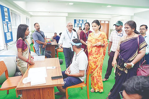  ಮೈಸೂರು ನಗರದ ಆಯಿಷ್‌ನಲ್ಲಿ ಪ್ರಾರಂಭಿಸಿರುವ ‘ಪುನರ್ಜೀವನ್’ ಸುಧಾರಿತ ನರ ಪುನರ್ವಸತಿ ಘಟಕವನ್ನು ರಾಜವಂಶಸ್ಥೆ ತ್ರಿಷಿಕಾಕುಮಾರಿ ಒಡೆಯರ್ ವೀಕ್ಷಿಸಿದರು. ಡಾ.ಎಂ.ಪುಷ್ಪವತಿ ಸೇರಿದಂತೆ ಇತರರಿದ್ದರು.